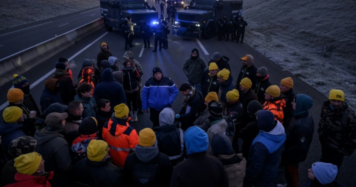 Du fumier et des tracteurs: barrages d'agriculteurs autour de Toulouse malgré l'interdiction : Actualités
