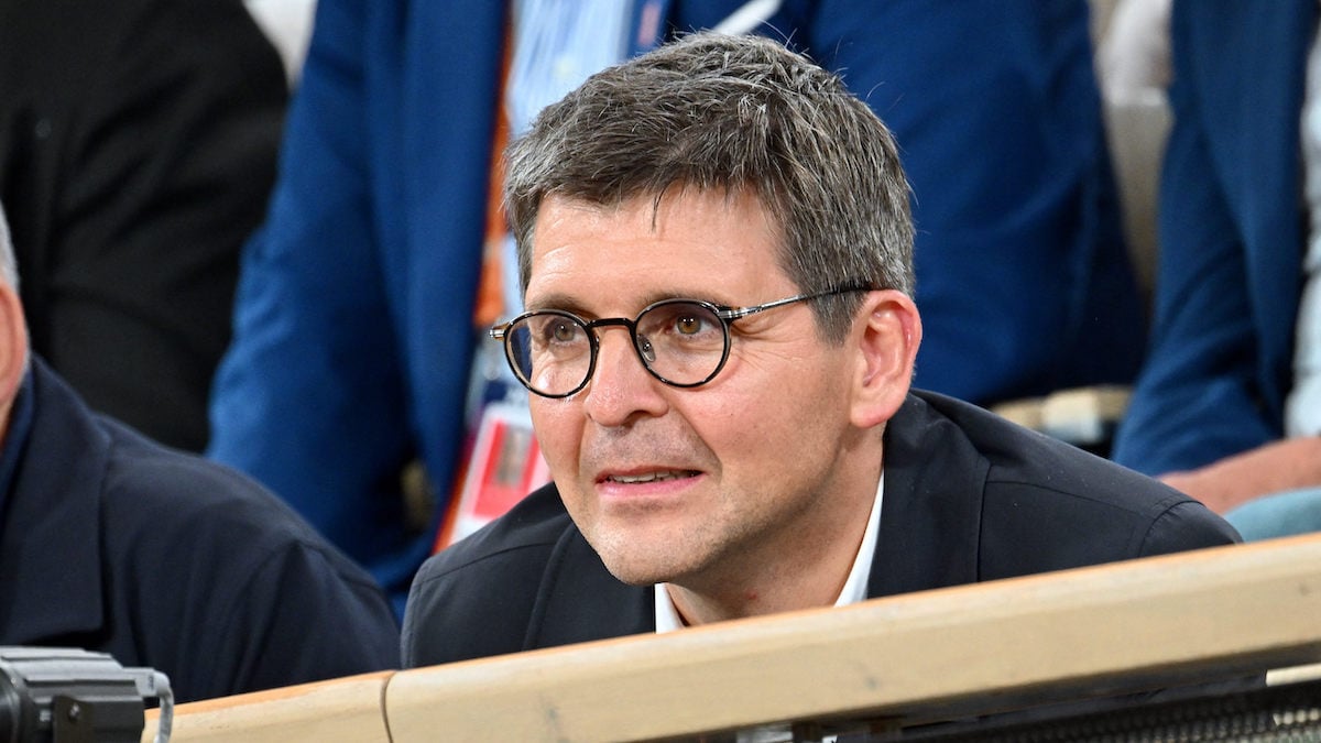 furax, Cyril Hanouna fustige Thomas Sotto et prend parti pour Laurent Delahousse