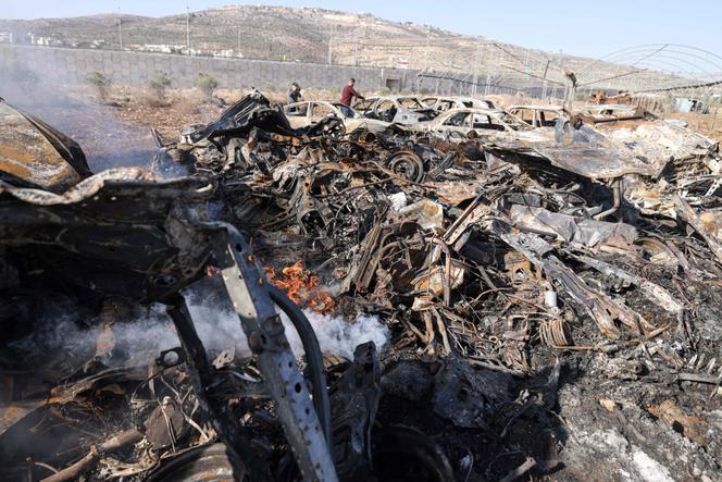 Des épaves de voitures incendiées lors d’une attaque de colons israéliens à Huwara, en Cisjordanie, le 21 novembre 2025.