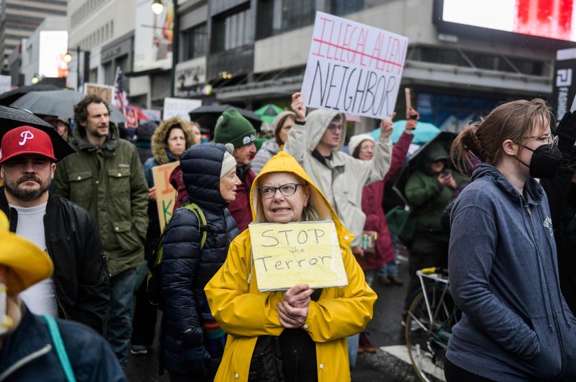 Des personnes manifestent à Philadelphie contre la police de l'immigration, le 10 janvier 2026