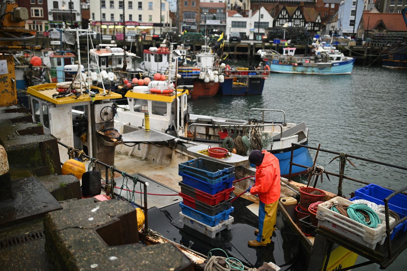 l’extrême droite se lance dans la pêche aux voix chez les marins de Scarborough