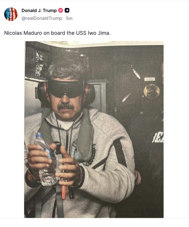 Cette image publiée sur le compte Truth Social du président américain Donald Trump le 3 janvier 2026 montre ce que le président Trump affirme être le président vénézuélien Nicolás Maduro à bord de l’USS Iwo Jima après que l’armée américaine l’a capturé le 3 janvier 2026 ( US President Donald Trump's TRUTH Social account / HANDOUT )
