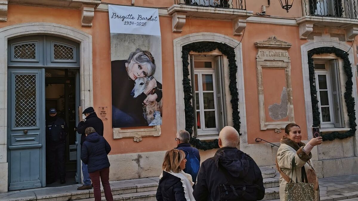 « Chaque jour, il y a un peu plus de monde » : avant les obsèques de Brigitte Bardot, Saint-Tropez affiche complet - Le Parisien