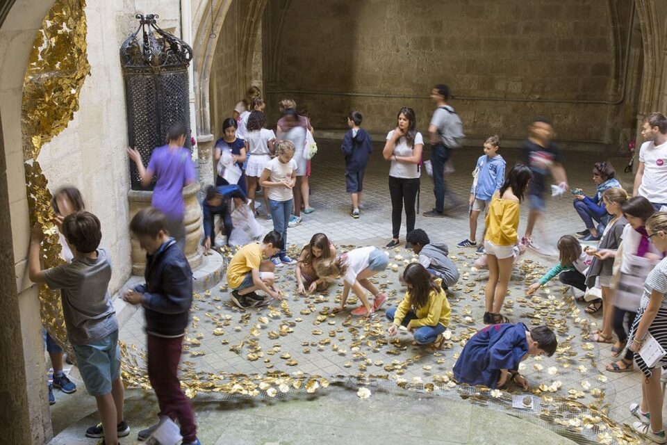 Les visiteurs déposaient une fleur pour faire évoluer la composition.