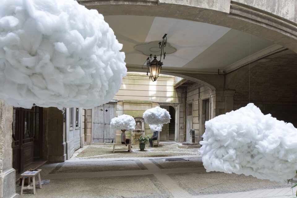Des nuages en ballons blancs flottaient au-dessus de chaises réparties dans la cour.