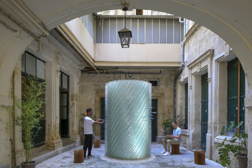 La tour assemblait des bouteilles de verre ouvertes aux messages du public.