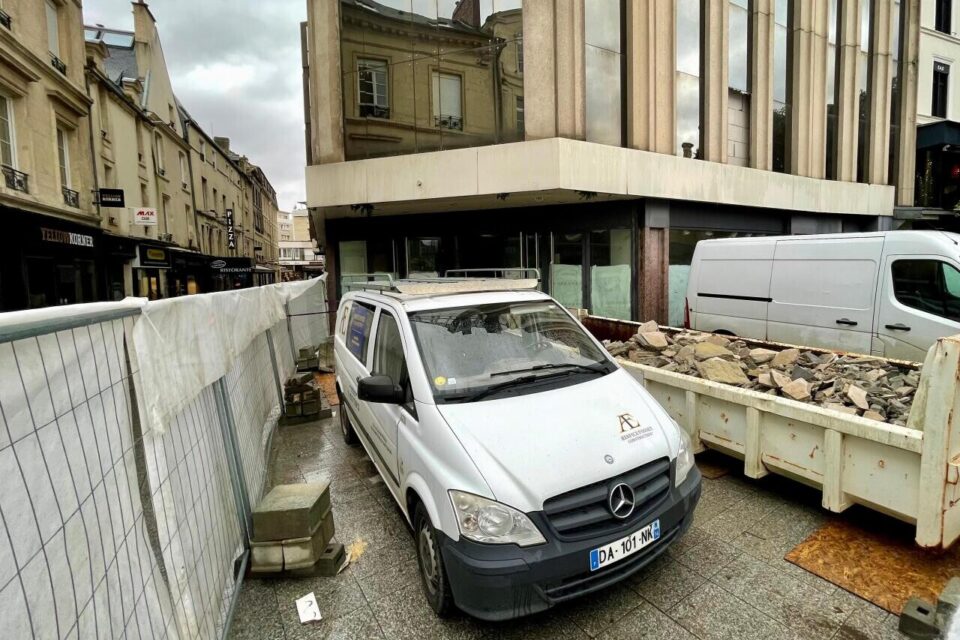 Des gravats sont à évacuer de l'ancien C&A, bouelvard Leclerc à Caen.