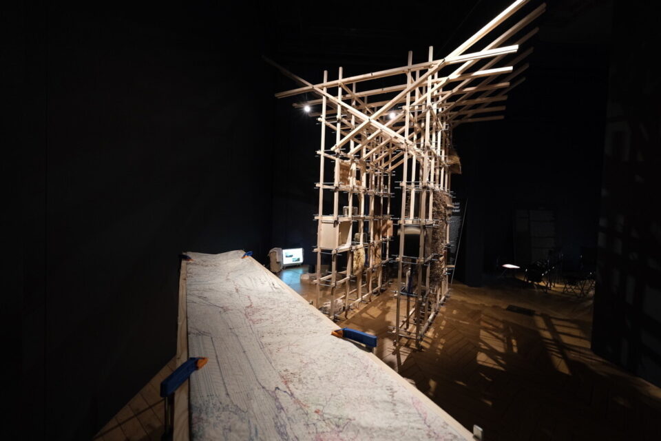 Le résultat est mis en avant sous trois formes dans l’exposition à Paris : un placard, un tapis et un film.