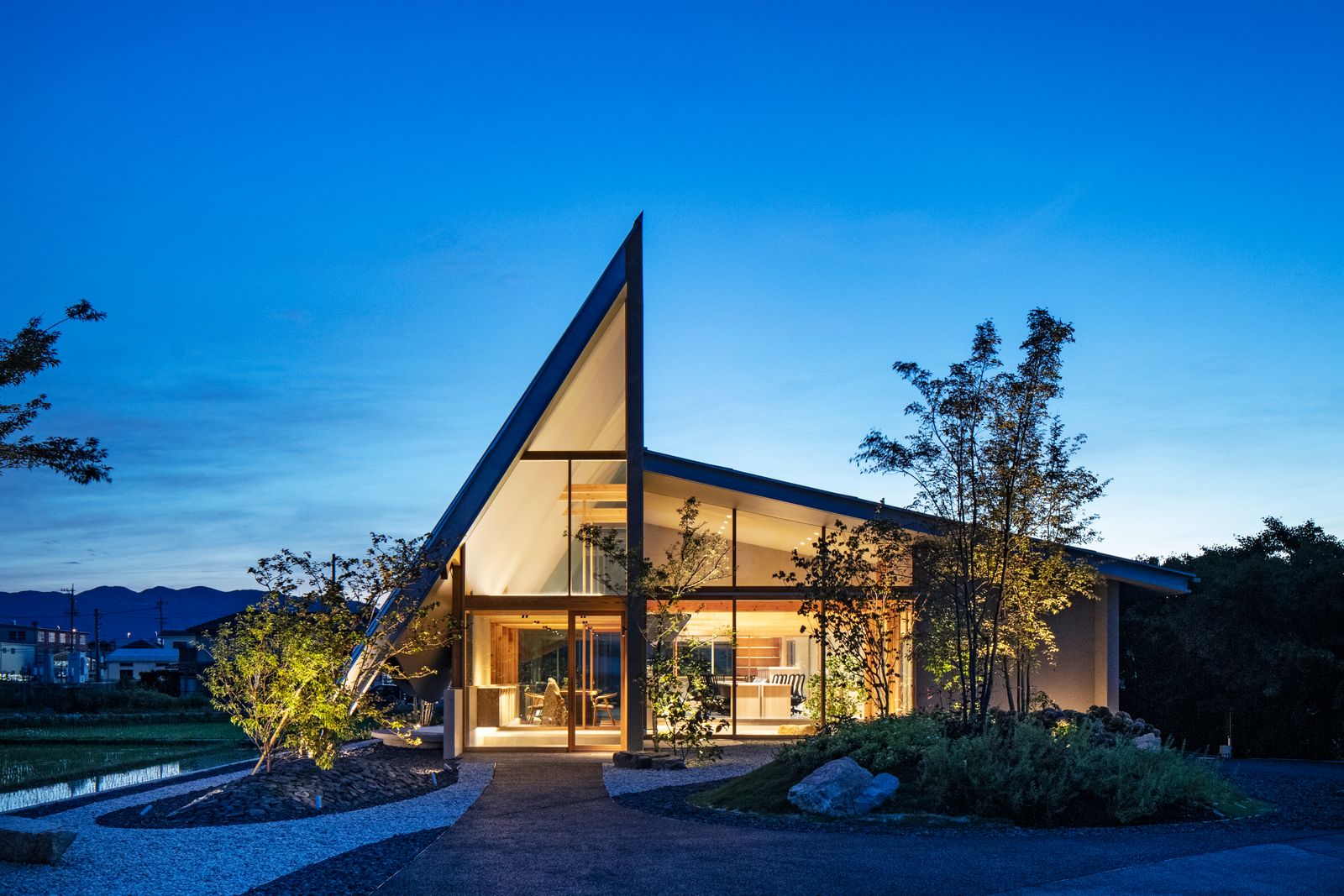 gomtrie acre structure bureau contraste avec architecture traditionnelle japonaise autant qu'avec paysage rural qui entoure