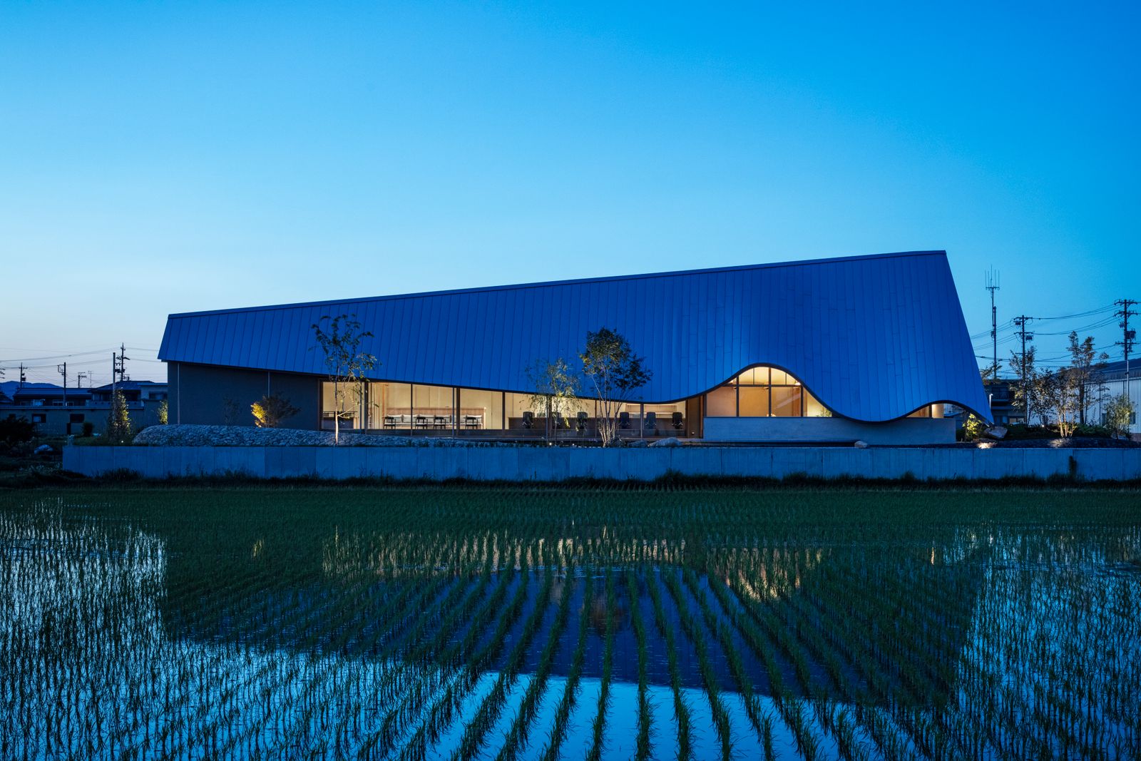 La nuit bâtiment a des airs bateau illumin voguants sur rizières