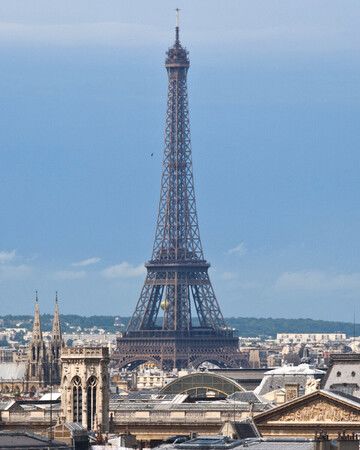 Paris annonce que le nom d’une scientifique japonaise sera inscrit sur la Tour Eiffel