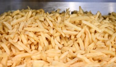 Une plage du Royaume-Uni recouverte de frites : "Ça ressemble au sable fin des Caraïbes" (PHOTO)