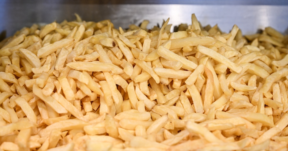 Une plage du Royaume-Uni recouverte de frites : "Ça ressemble au sable fin des Caraïbes" (PHOTO)