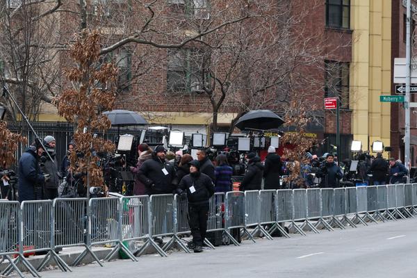Members of the media gather outside the Daniel Patrick Moynihan United States Courthouse as ousted Venezuelan president Nicolas Maduro awaits his arraignment hearing on January 5, 2026 in New York. Leftist strongman Nicolas Maduro, 63, faces narcotrafficking charges along with his wife, who was also seized and taken out of Caracas in the shock US assault on January 3, which involved commandos, bombing by jet planes, and a massive naval force off Venezuela's coast. (Photo by TIMOTHY A.CLARY / AFP)