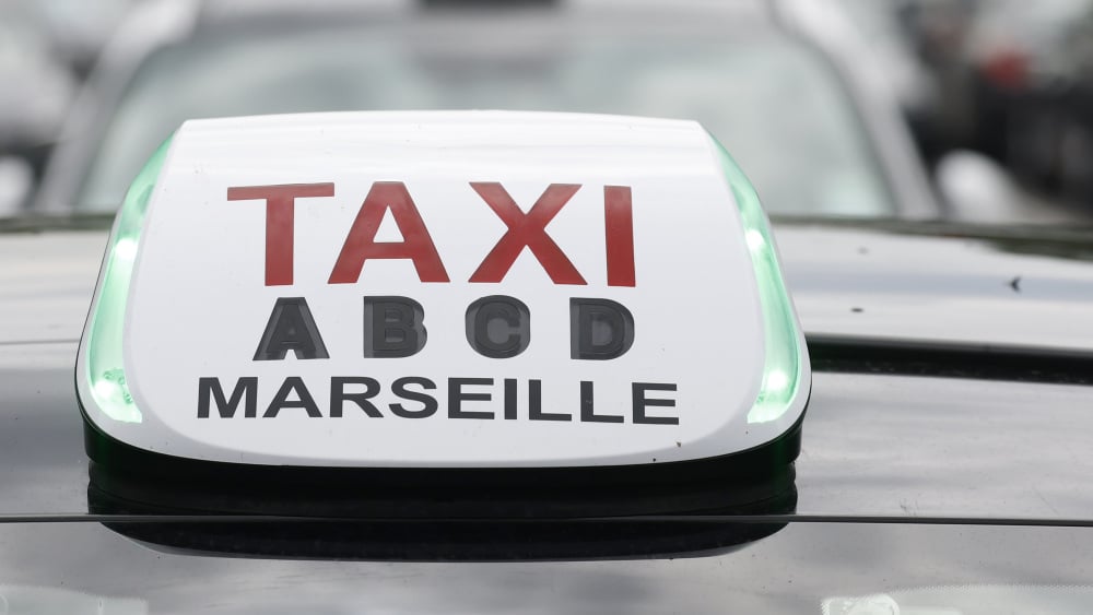 Des dizaines de taxis sont déjà déployés devant l'Hôtel de ville à Marseille