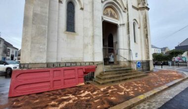 une voiture défonce la porte d'une église