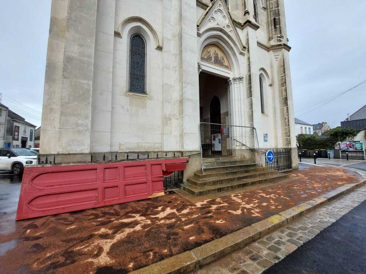 une voiture défonce la porte d'une église