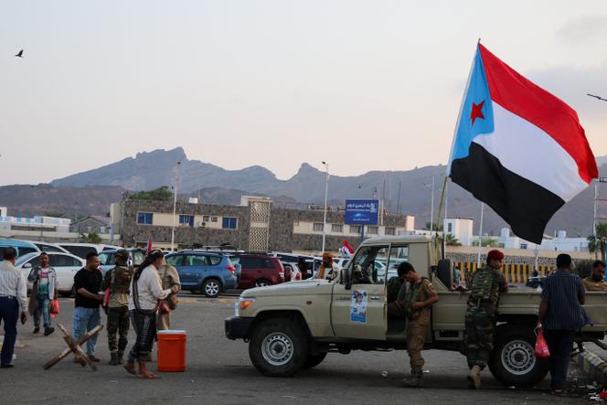 Un camion de patrouille militaire, avec un drapeau du Conseil de transition séparatiste du Sud (STC) sur le site d’un rassemblement de partisans du STC à Aden, au Yémen, le 1ᵉʳ janvier 2026. 