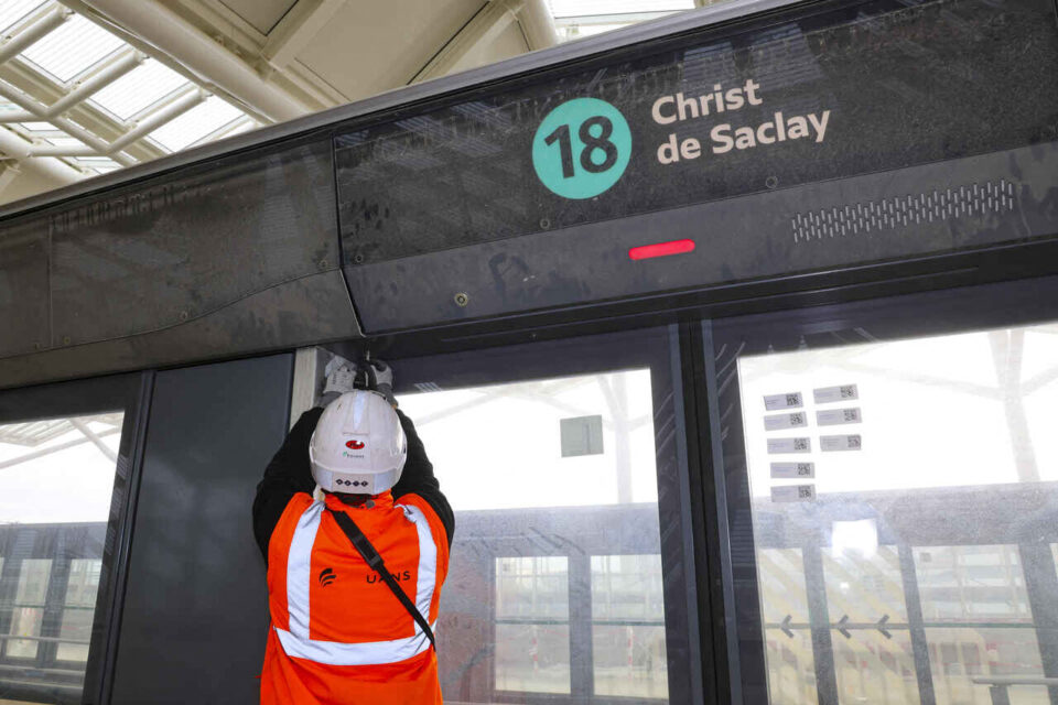 Une façade de quai avec la signalétique de la ligne 18 à la gare Polytechnique