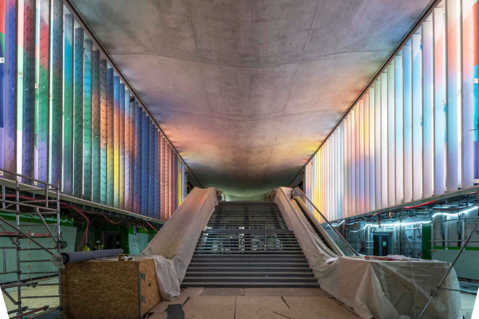 La gare Christ de Saclay, ici en novembre 2025, arbore une œuvre de l'artiste Ulla von Brandenburg comprenant des cassettes colorées.