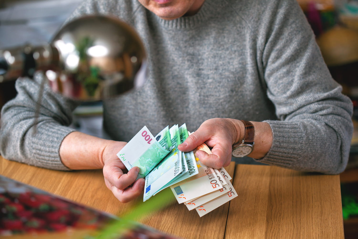 Pour une retraite de 2000 € par mois, voici le montant d'impôt qu'un retraité devra payer en 2026