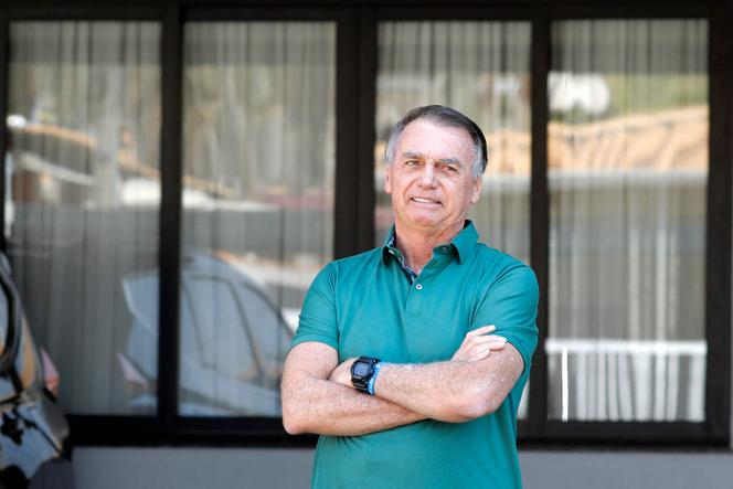 L’ancien président brésilien Jair Bolsonaro devant sa résidence à Brasilia, le 11 septembre 2025.