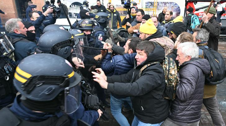 Une centaine de personnes se sont réunies dans le centre de Toulouse, ce mardi 27 janvier, pour protester contre l’accord du Mercosur et la gestion de la dermatose nodulaire contagieuse.