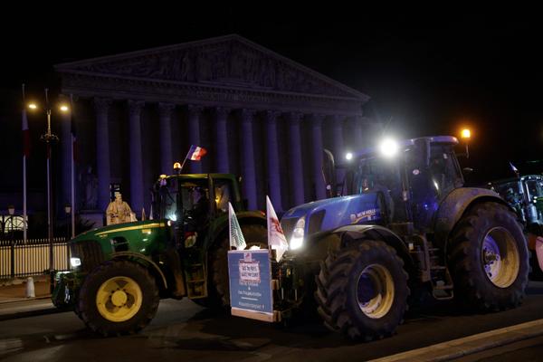Les tracteurs devant l’Assemblée Nationale, ce mardi matin, à l’aube. 