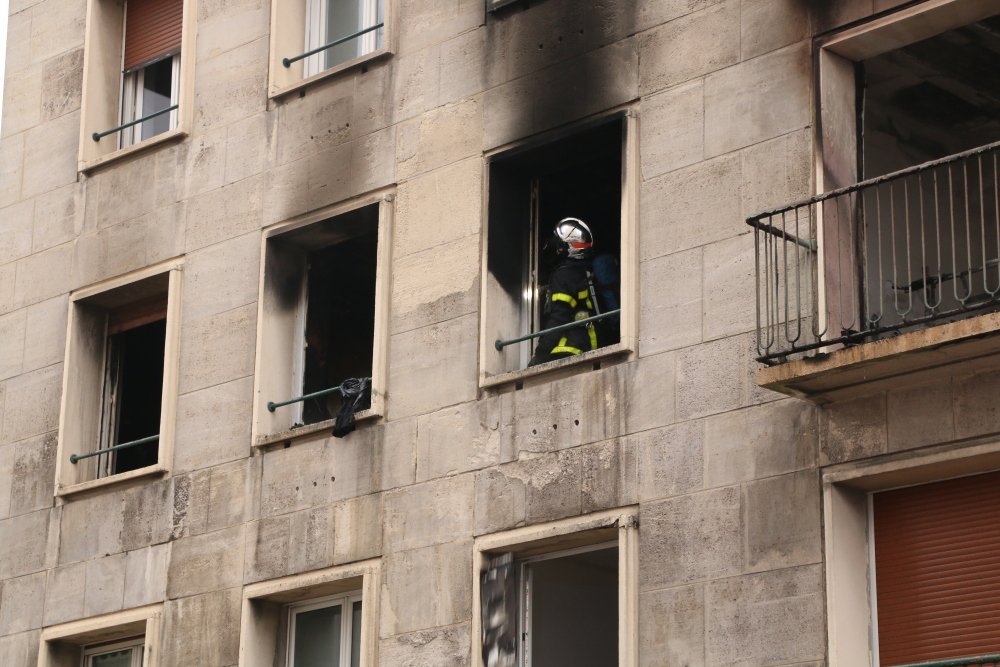 Les pompiers ont procédé à une opération de déblai en lançant les objets encore fumants vers le sol.