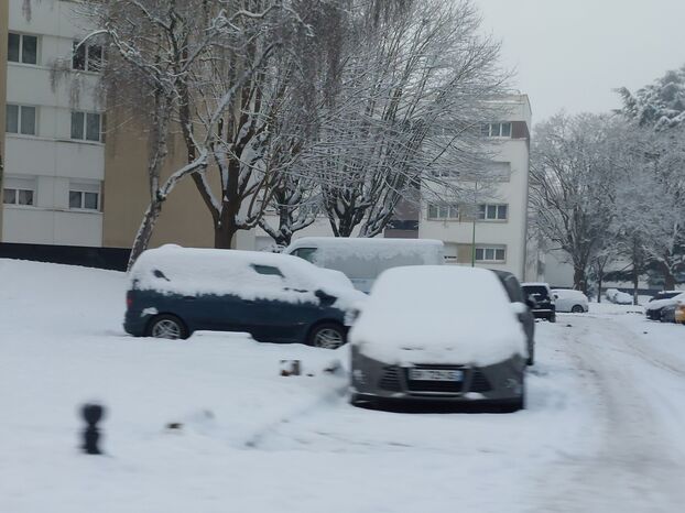 La neige dans les rues de Pontault-Combault. LP/Sébastien Blondé