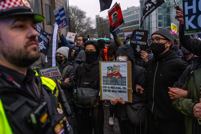 Lors d’une manifestation devant le site proposé pour la méga-ambassade de Chine, le 8 février 2025 à Londres.