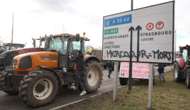 des agriculteurs français et allemands bloquent le pont de l'Europe à Strasbourg