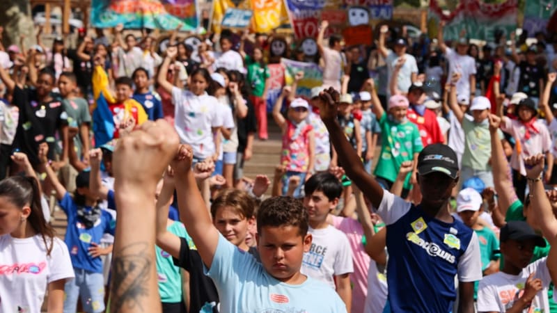 400 enfants "manifêtent" en ouverture du Festival de Marseille sur La Canebière.