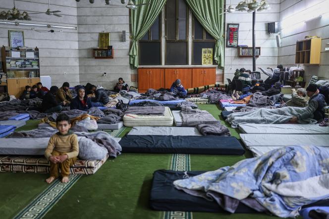 Des habitants déplacés des quartiers de Cheikh-Maqsoud et d’Achrafieh trouvent refuge dans une mosquée à Alep, en Syrie, jeudi 8 janvier 2026. 