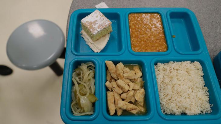 Un exemple de plateau repas servi dans la prison fédérale de Batavia (État de New York).