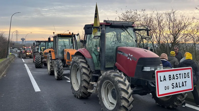Les tracteurs bloquent la sortie 38 de l'A64 ce mercredi 14 janvier 2026.