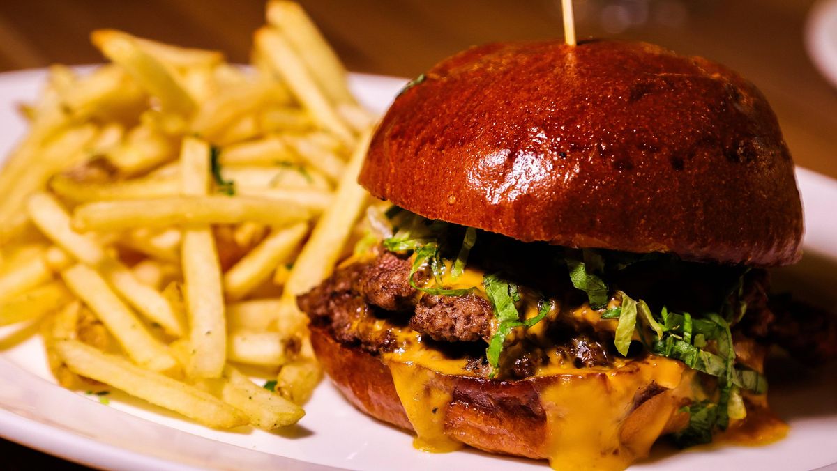 En France et au Royaume-Uni, lutter contre la « malbouffe » et l’obésité infantile ne se fait pas avec les mêmes armes