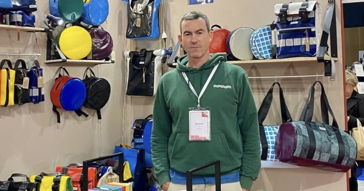 A Montpellier, Silibiliz transforme les bâches publicitaires en sacs durables