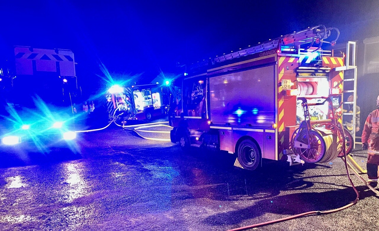 Cette entreprise emblématique du Cotentin prend feu, huit salariés évacués et de nombreux pompiers engagés