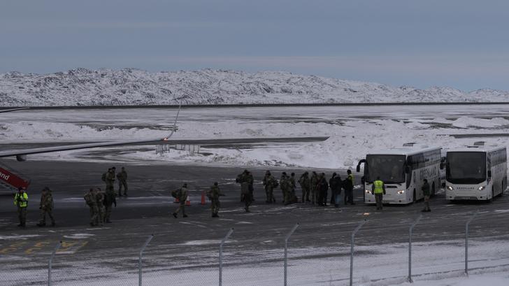 Des militaires, vraisemblablement membres des forces armées allemandes, se dirigeant vers un bus après avoir débarqué d’un avion charter à leur arrivée à l’aéroport international de Nuuk, au Groenland, le 16 janvier 2026.