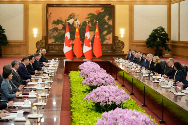 Le président chinois Xi Jinping (au centre à g.) et le Premier ministre canadien Mark Carney (2e à d.) participent à une réunion au Palais du peuple à Pékin, le 16 janvier 2026 ( POOL / Vincent Thian )