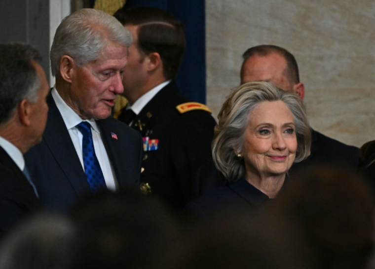 L'ex-président américain Bill Clinton, et son épouse, l'ancienne cheffe de la diplomatie américaine Hillary Clinton arrivent pour l'investiture de Donald Trump au Capitole de Washington, le 20 janvier 2025 ( POOL / Ricky Carioti )