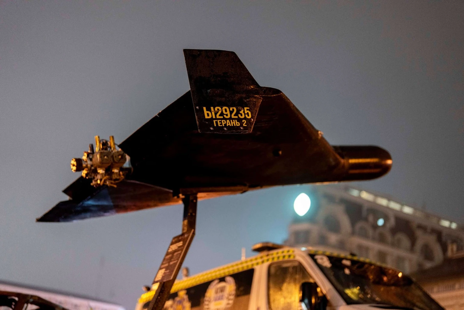 Ici, un drone de type Shahed, un Geran-2 de fabrication russe, est exposé aux côtés de chars et d'équipements russes détruits sur la place Mykhailivska à Kiev.