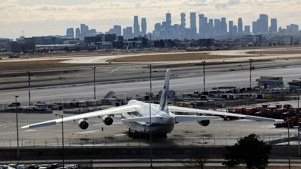 Guerre en Ukraine : la Russie et le Canada s’écharpent toujours sur l’avion An-124, stationné à l’aéroport de Toronto depuis 4 ans