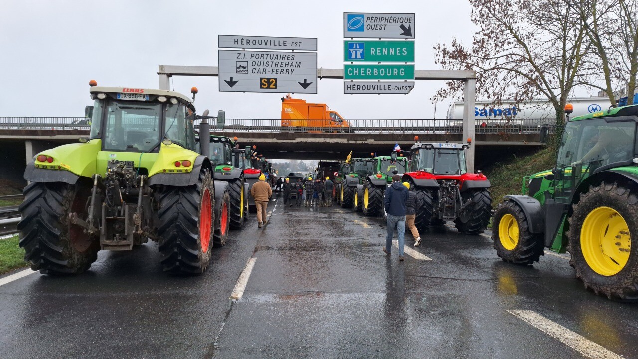 Circulation. Blocages des agriculteurs à Caen, la situation se durcit ce lundi soir à un endroit