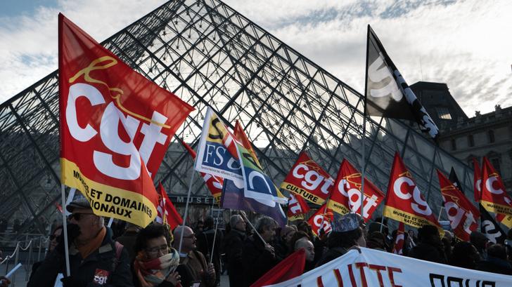 La grève au Louvre arrêtée avant les fêtes (ici le 15 décembre 2025) reprend ce lundi : « La lutte continue en 2026 ».