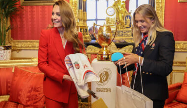 Kate reçoit un ensemble de cadeaux aux couleurs des Red Roses.