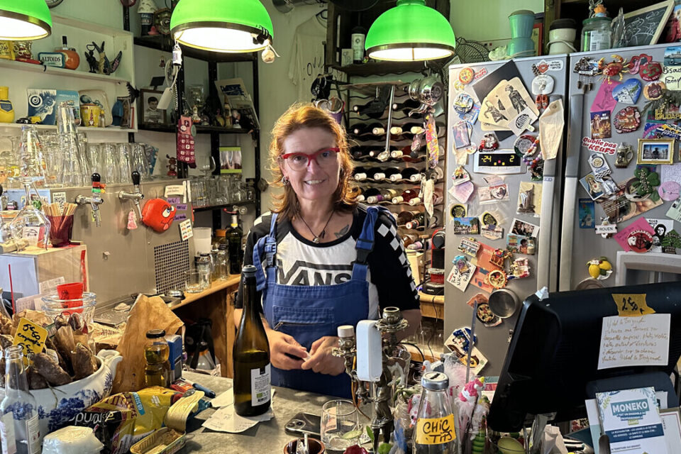 Karoline tient son bar comme sa maison : ses clients sont un peu comme ses enfants.