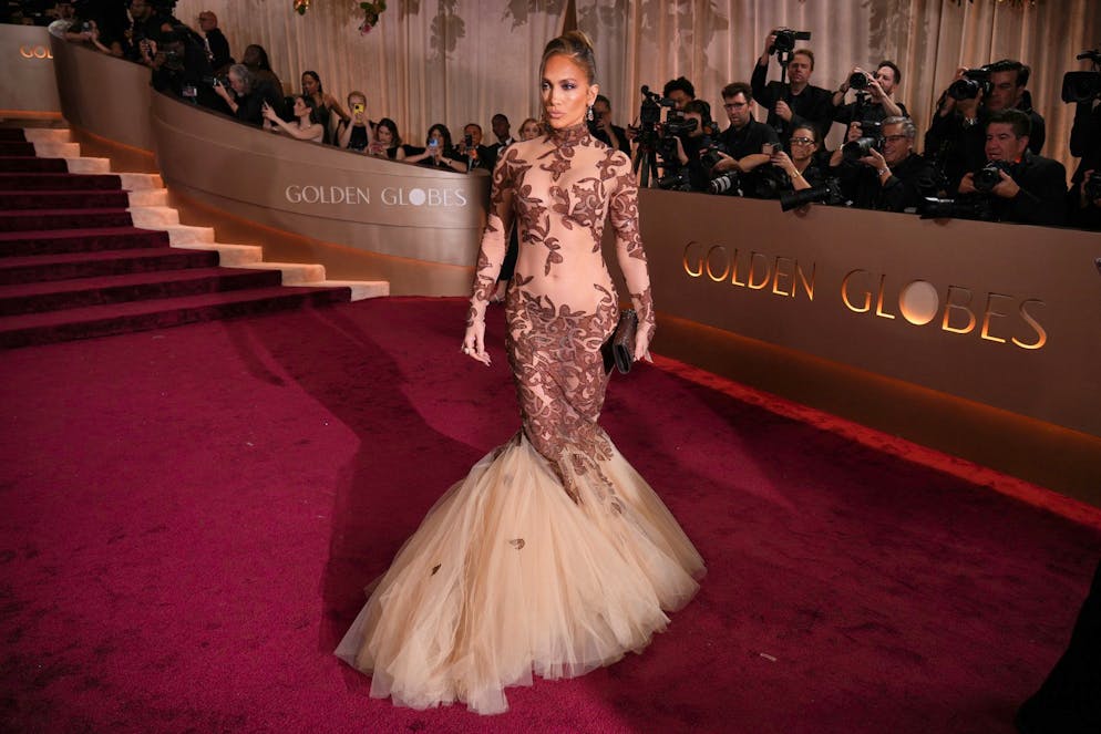 Jennifer Lopez a ressorti une robe sirène des années 2000 sur le tapis rouge des Golden Globes 2026, un choix qui n’a pas manqué de susciter l’attention — mais pas forcément pour les bonnes raisons.