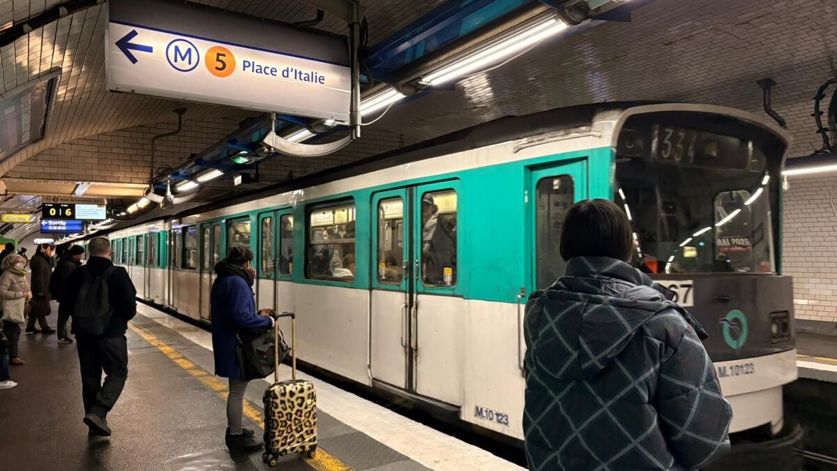 Agression au couteau dans le métro à Paris : l’auteur présumé hospitalisé en psychiatrie, une information judiciaire ouverte